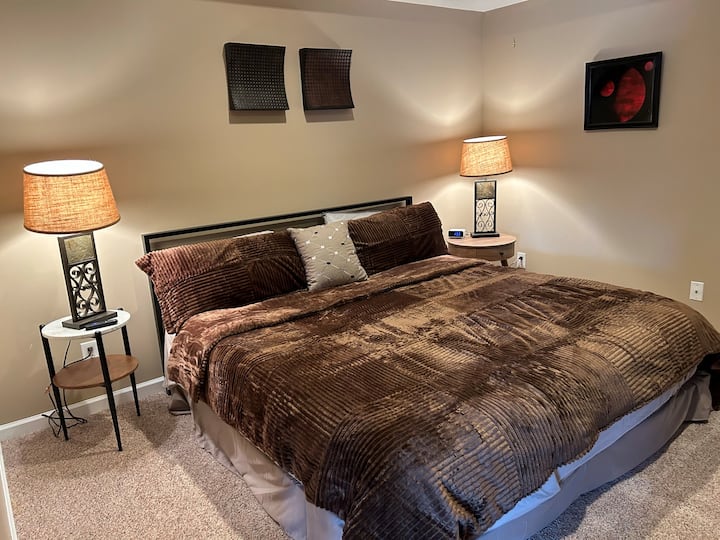 Chambre au rez-de-chaussée avec lit King Size.