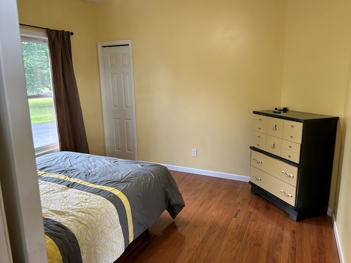 La chambre d'amis à l'étage offre une vue sur l'avant de la maison.