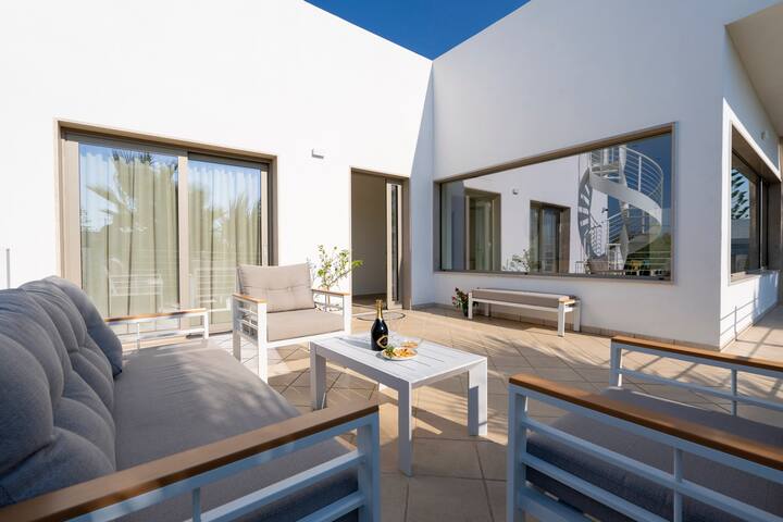 Moderne villa aan zee met (dak)terrassen en tuin