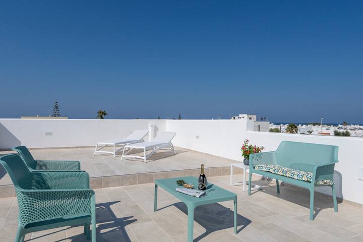 Moderne villa aan zee met (dak)terrassen en tuin gallery image 2