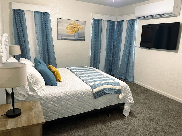 Glavna spavaća soba s vlastitim televizorom i klima-uređajem i grijalicom.  Tu su i zavjese za zamračivanje prostorija. 