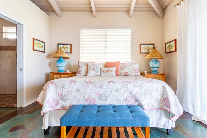 Chambre principale avec lit King Size et salle de bain attenante 