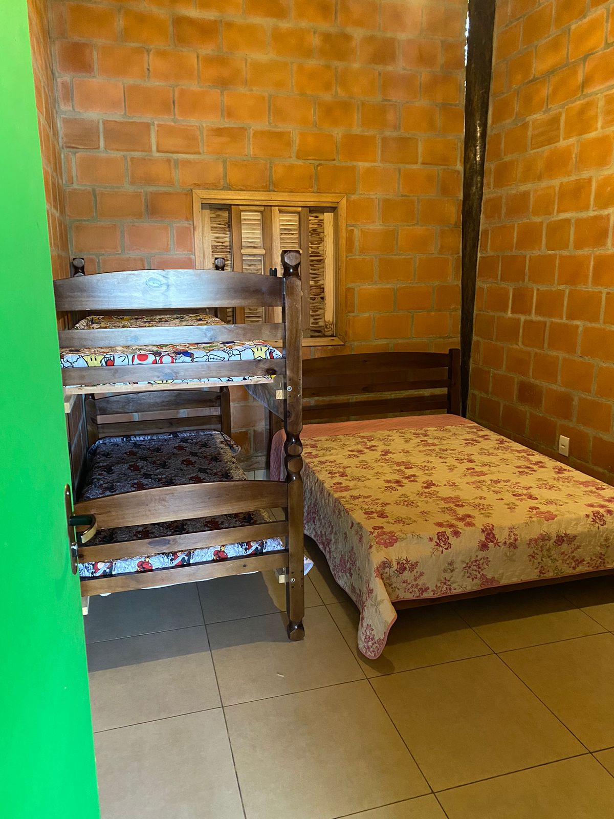 ダブルベッド1台＋二段ベッド1台のグリーンルーム