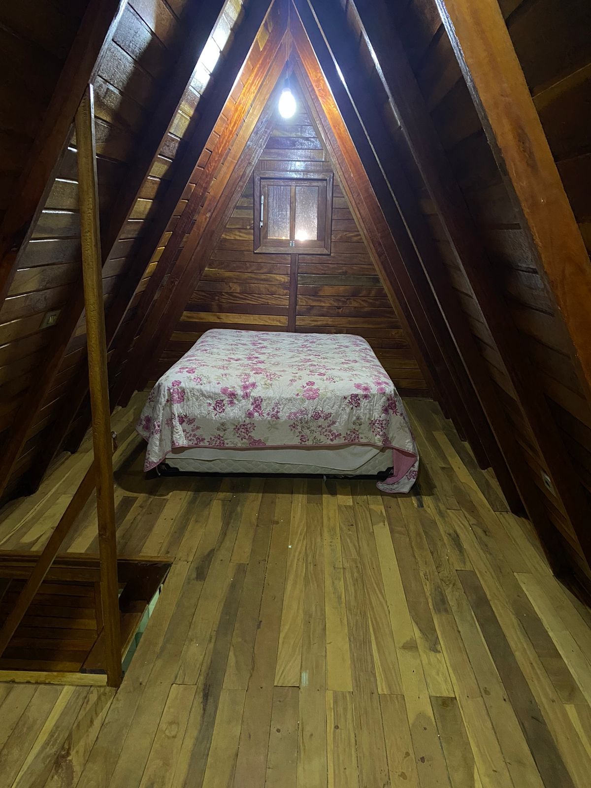 ダブルベッド1台+シングルマットレス2台のシャレールーム。