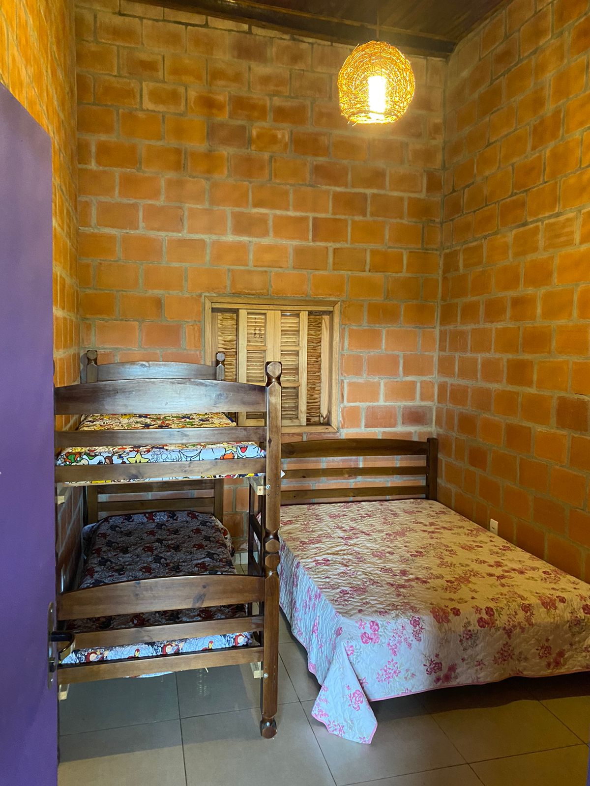 ダブルベッド1台+二段ベッド1台のパープルルーム