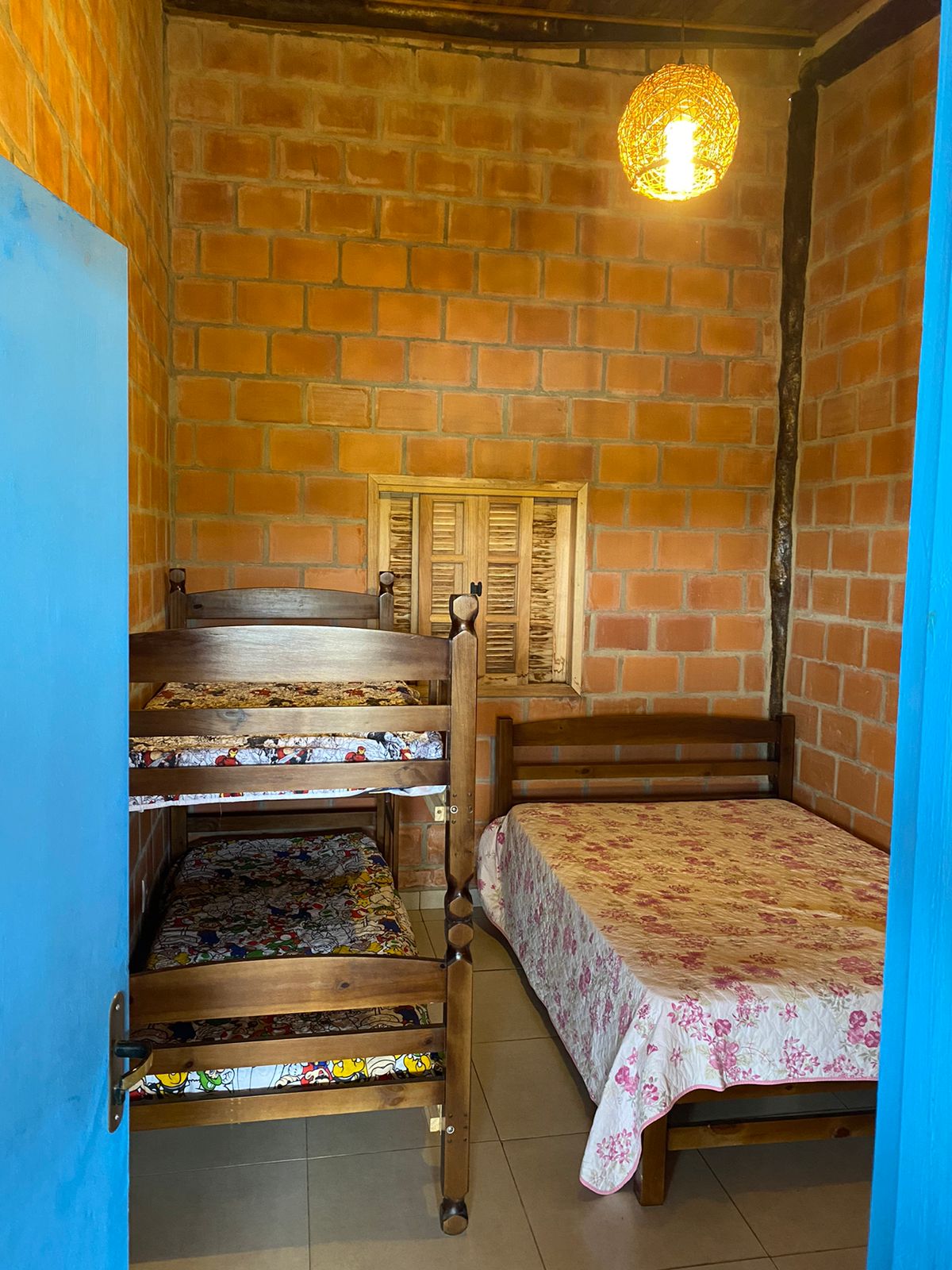 ダブルベッド1台+二段ベッド1台のブルールーム