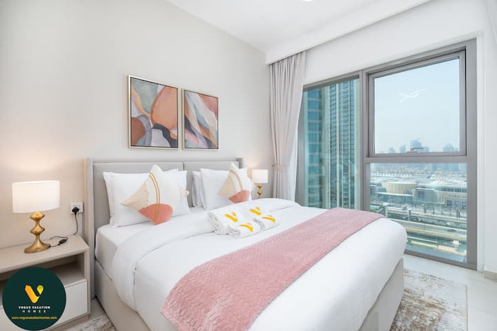 Karibu katika nyumba yako ya mbali na ya nyumbani katika chumba cha kulala. Ikiwa na kitanda kizuri cha ukubwa wa mfalme, matandiko ya kifahari na nafasi ya kutosha ya kabati, sehemu hii inafaa kwa kupumzika. Furahia mandhari nzuri ya Burj Khalifa kutoka kwenye madirisha yanayoanzia sakafuni hadi darini.