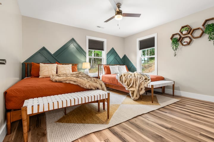 تقع غرفة النوم رقم 2 في الطابق الثاني وتحتوي على سريرين كبيرين (تتسع لـ 4 أشخاص) وتلفزيون وخزانة ملابس. ألا تحب التركيب الفني المخصص الذي يشبه الجبال ؟