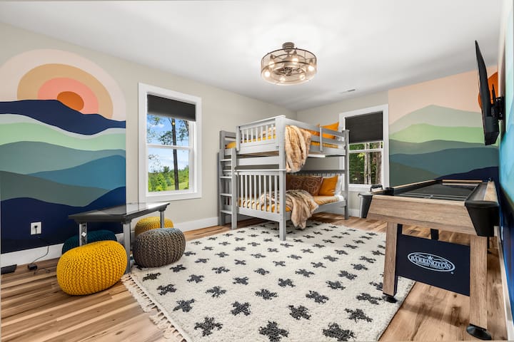 غرفة النوم رقم 3 في الطابق الثاني. المزيد من الجداريات المخصصة. طاولة لا متناهية لجميع احتياجاتك من الألعاب، وسرير بطابقين (يمكن أن ينام 4)، وتلفزيون، ولوح خلط.