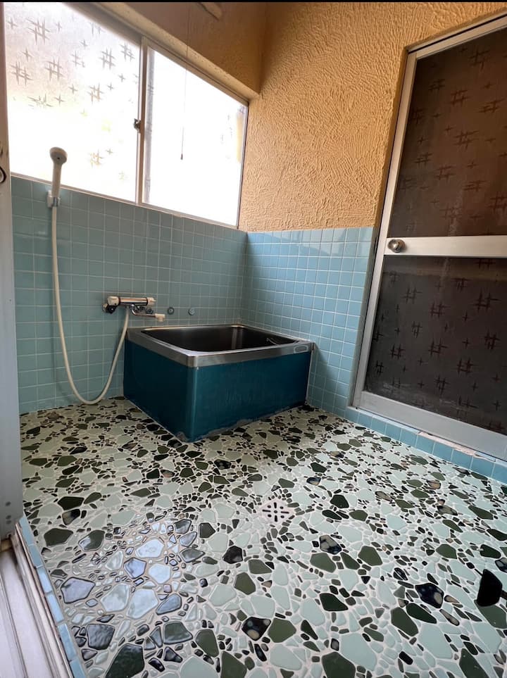 50年前のままのレトロな浴室です。
浴室の広さは、畳2枚分の広さでゆっくり入浴してください。ヘヤーシャンプー、ボディシャンプーも常備しています。脱衣所には、洗濯機を常備しています。