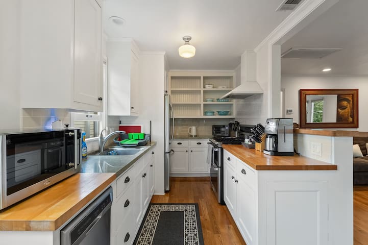 Serenity place, 2BD house in SM w/ free parking gallery image 2