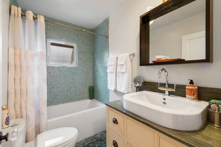 Serenity place, 2BD house in SM w/ free parking gallery image 5