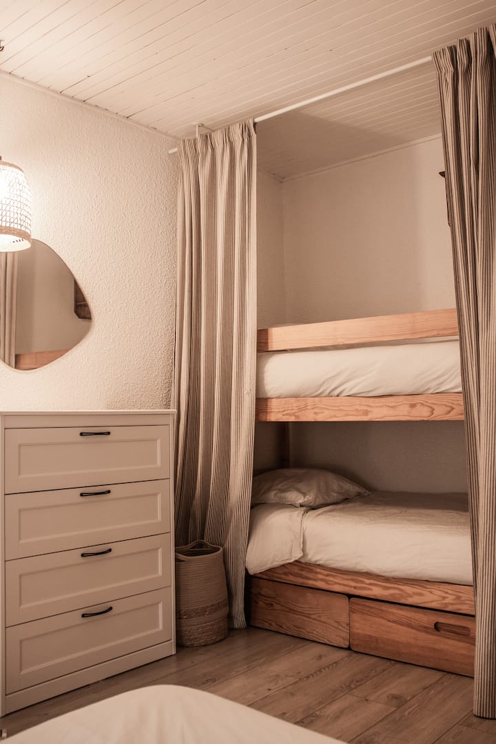 Letto a castello matrimoniale con materasso 90x200 spesso con tenda opaca per preservare la luce e mantenere la privacy

La cassettiera accoglierà i vostri vestiti e il cestino la vostra biancheria sporca.