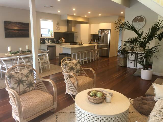 Stunning 4 Bed Home + S/C Apt. by the Lake & Surf gallery image 2