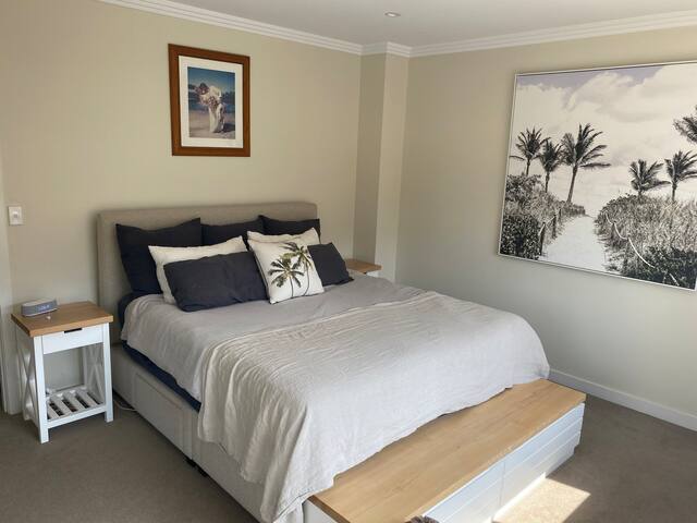 Stunning 4 Bed Home + S/C Apt. by the Lake & Surf gallery image 3