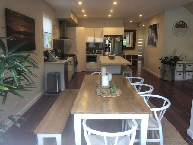 Stunning 4 Bed Home + S/C Apt. by the Lake & Surf gallery image 5