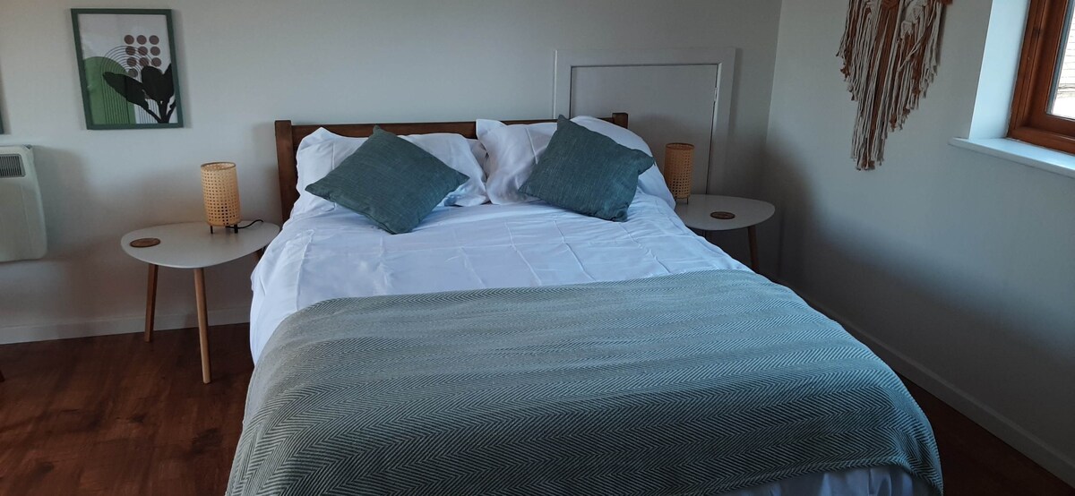 Popular Airbnb listing: Private Coach House | double bed with en-suite in Rugby