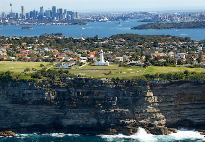 Stunning Harbour Bridge & Seaview 6-Br, Near Bondi gallery image 4