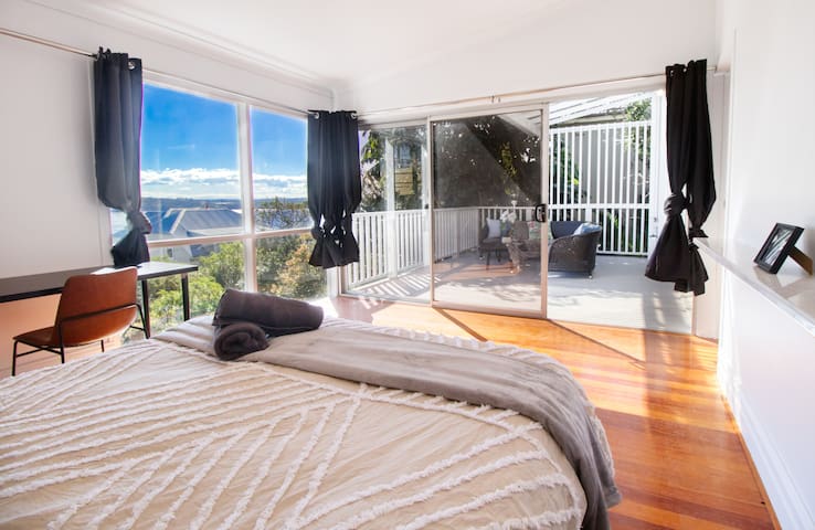 Stunning Harbour Bridge & Seaview 6-Br, Near Bondi gallery image 3