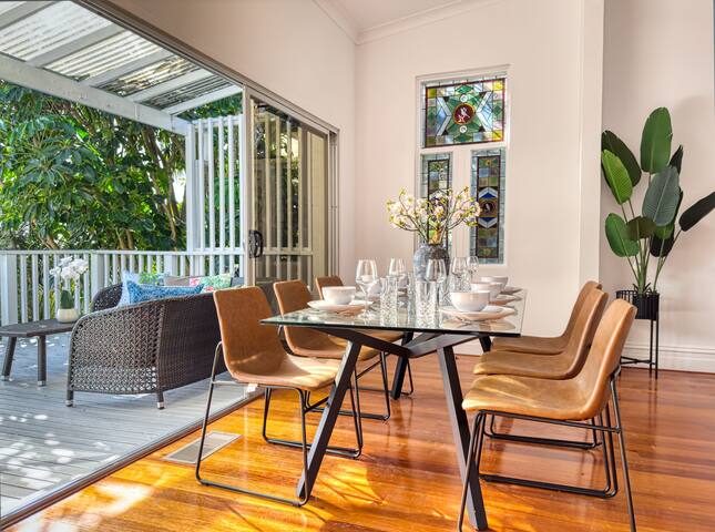 Stunning Harbour Bridge & Seaview 6-Br, Near Bondi gallery image 5