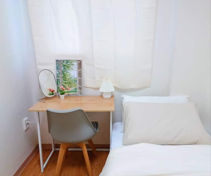 الغرفة B ؛ 1 سرير فردي، المكتب، الكرسي، والمرآة.