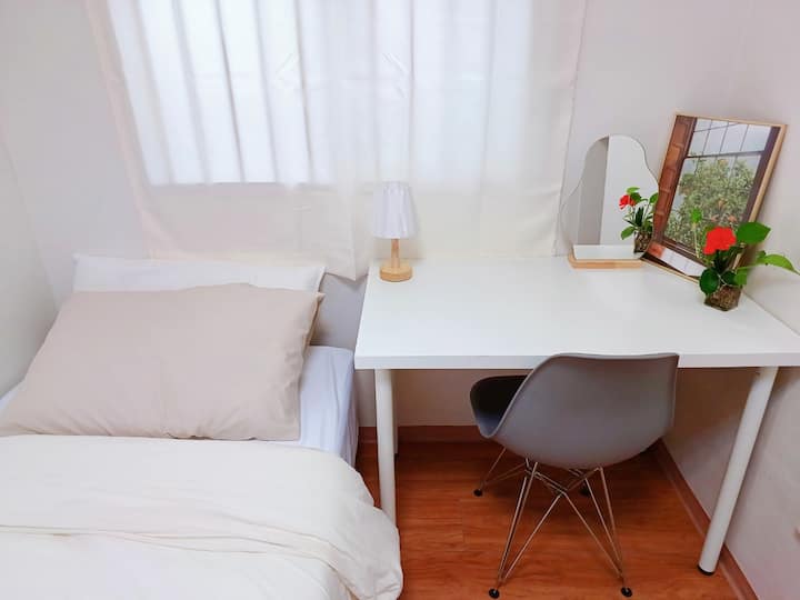 الغرفة C ؛ 1 سرير مفرد، المكتب، الكرسي، والمرآة.