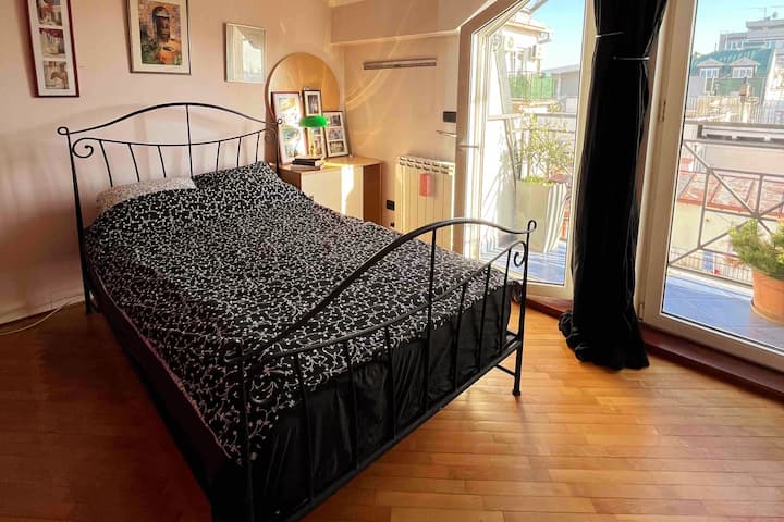 Chumba kilicho na kitanda cha mtu mmoja, upana wa mita 1.20, kabati la nguo, kabati la kujipambia, maktaba ndogo. Uwezo wa kuunda sehemu ya kufanyia kazi yenye meza ya mviringo, kiti cha dawati chenye starehe na mandharinyuma inayofaa kwa mikutano ya kukuza. Mwonekano mzuri kutoka kwenye chumba.