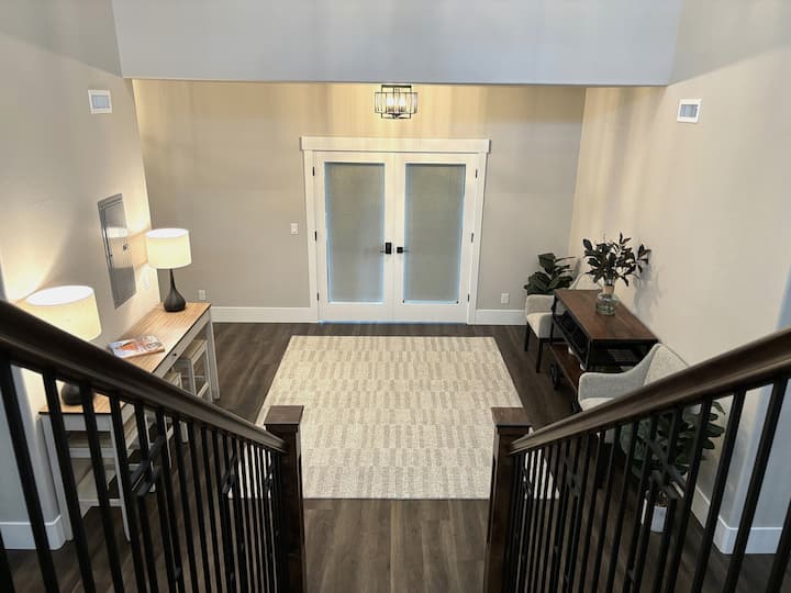 Hawk Estate Wine Country Getaway - Rogue River, OR
