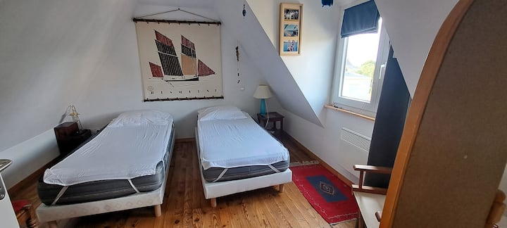 dormitorio 2,  dos camas un lugar y cómoda de almacenamiento