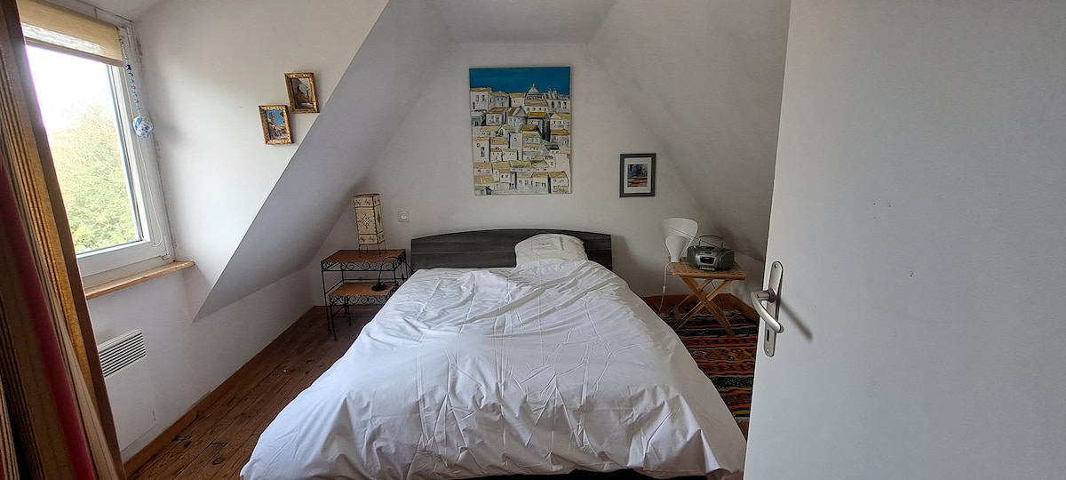 chumba cha kulala 1,  kitanda cha watu wawili na kabati la nguo kwa ajili ya kuhifadhia