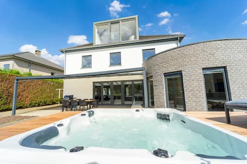 Modern Villa with Jacuzzi