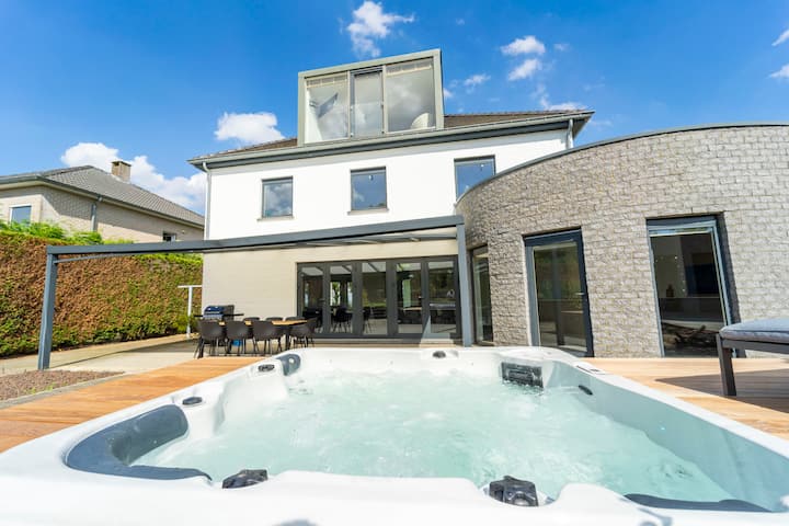 Modern Villa with Jacuzzi