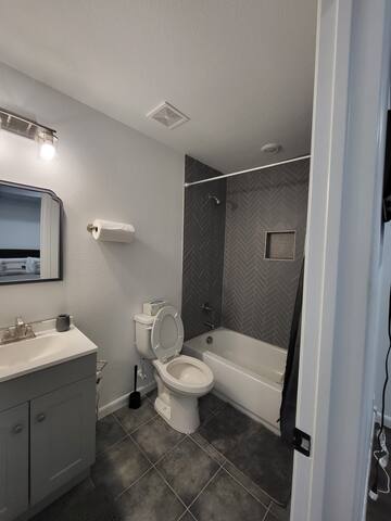 Newly Renovated – Great Location gallery image 5