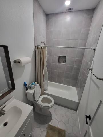 Newly Renovated – Great Location gallery image 2