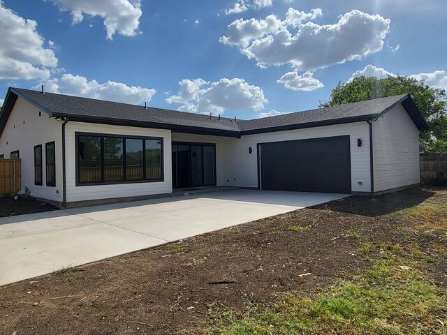 Newly Renovated – Great Location gallery image 4