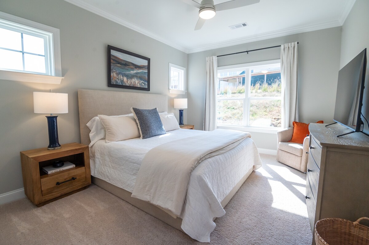 Dhoma kryesore e gjumit ndodhet në katin kryesor jashtë dhomës së ndenjjes. Krevat i rehatshëm "king size" me shtroja shtesë në dollap nëse nevojitet. 