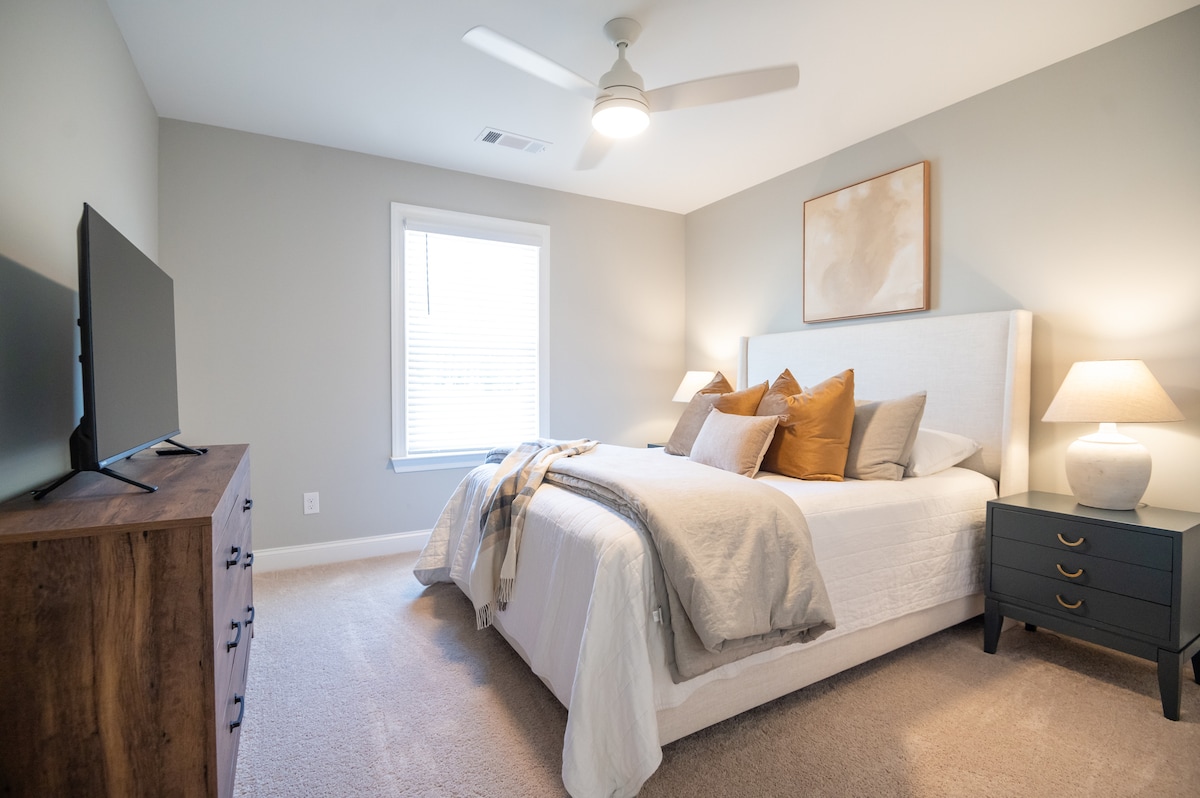 Dhoma e gjumit 2 Lart ka një krevat dopio "queen" me dyshek dhe shtroja të reja. Përfshin gjithashtu një komodinë, televizor inteligjent dhe dollap. Ventilatorë të rinj tavani në të gjitha dhomat e gjumit!