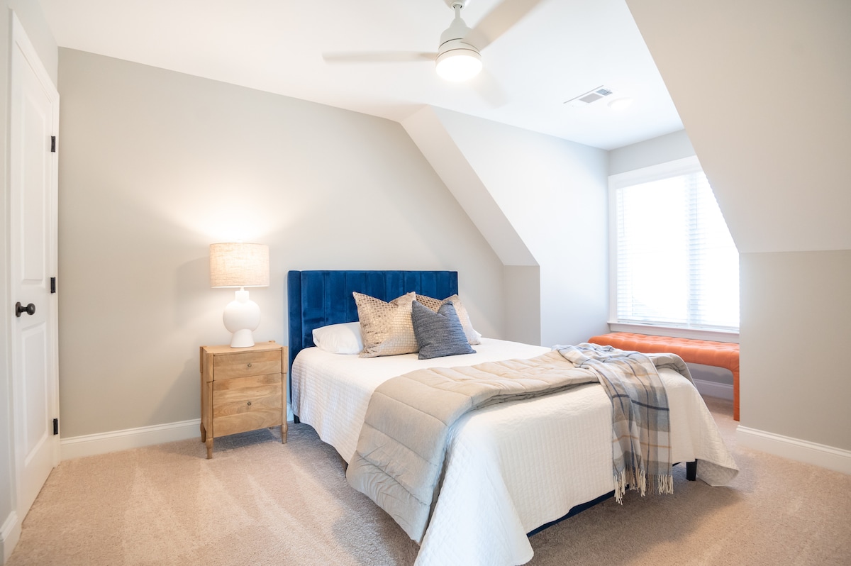 Dhoma e gjumit 3 në katin e sipërm ka një krevat dopio "queen" me dyshek dhe shtroja të reja. Lidhet me banjën e sipërme. Ventilatorë të rinj tavani në të gjitha dhomat e gjumit!