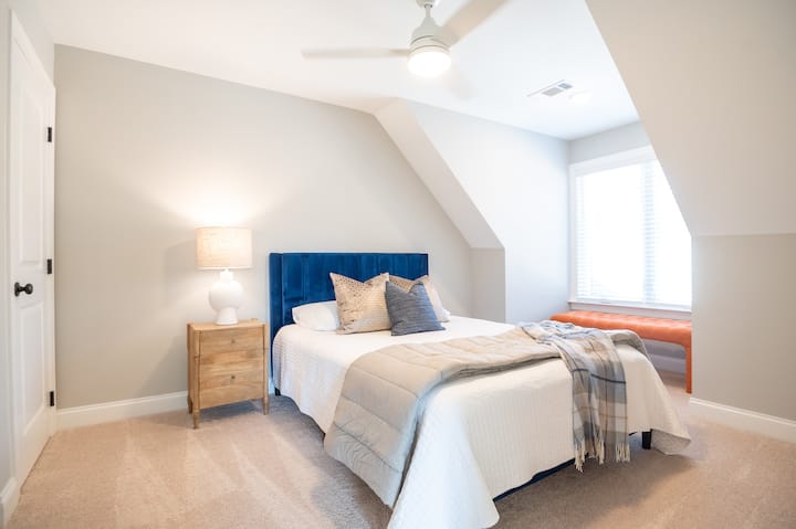 El dormitorio 3 en la planta superior tiene una cama tamaño queen con colchón y ropa de cama nuevos. Está conectado con el baño de la planta superior. ¡Nuevos ventiladores de techo en las habitaciones!