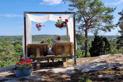 Top cabin with pizza, bubbly & sea views.