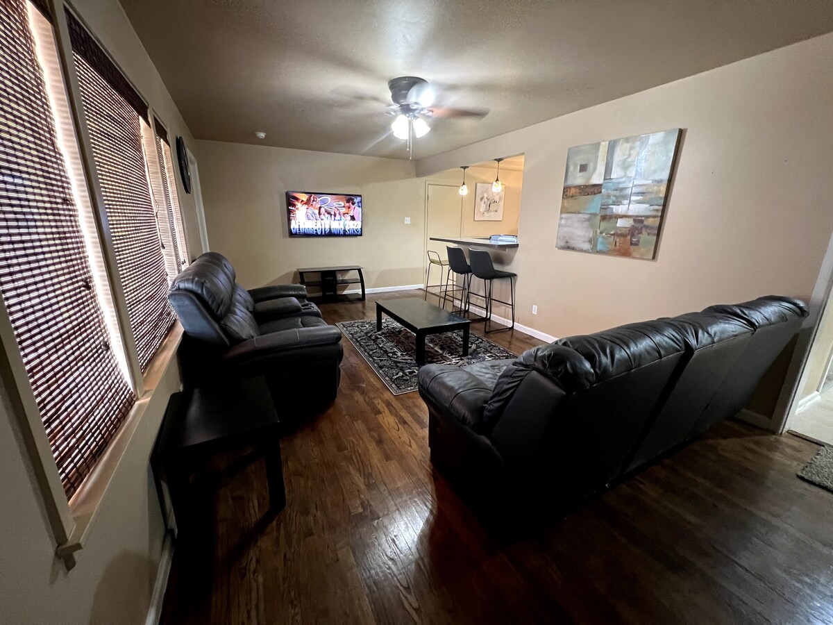 Casa de 3 dormitorios y 2 baños, 6 camas, 3 televisores inteligentes. Casas en renta en Odessa