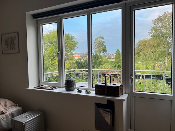 Privatni prostrani balkon s pogledom na vrt.