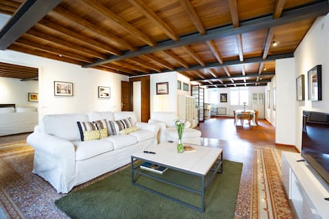 Annuncio Airbnb popolare: Sunny Apartment with Terrace in the Heart of Lucca a Lucca
