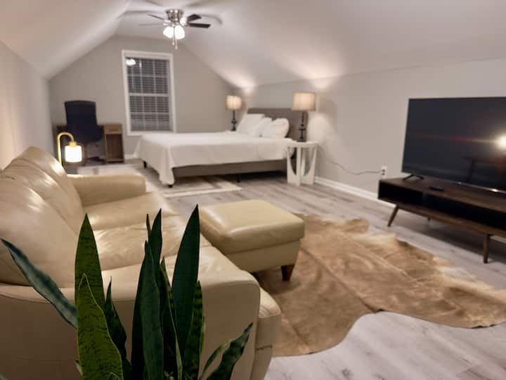 Suite tamaño king con terraza y bonita silla de oficina junto a la ventana