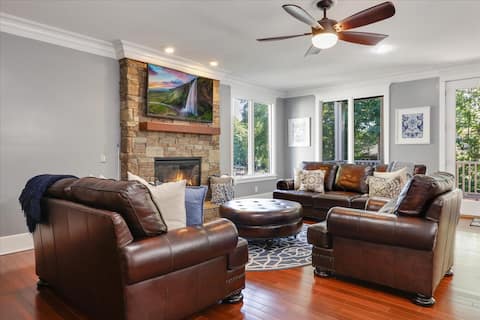 Successful Airbnb property: Lakeland Cove Lake View/ Hot Tub/ Pool Table in Lake Norman Of Iredell