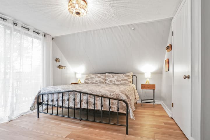 Our 2nd master is located upstairs.  Enjoy your morning coffee from the upstairs balcony.  Coffee maker, coffee and mugs are on the dresser. There is a sitting area for your enjoyment.