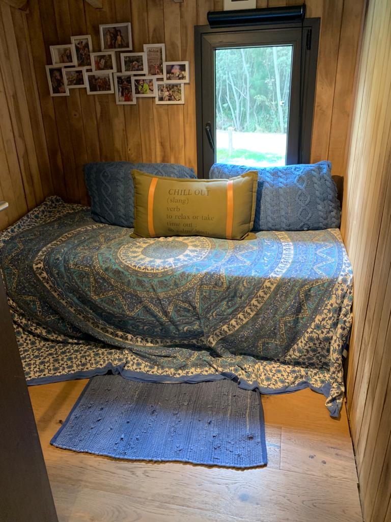 غرفة في الطابق العلوي بسرير فردي وسرير مأخوذ من الأسفل.