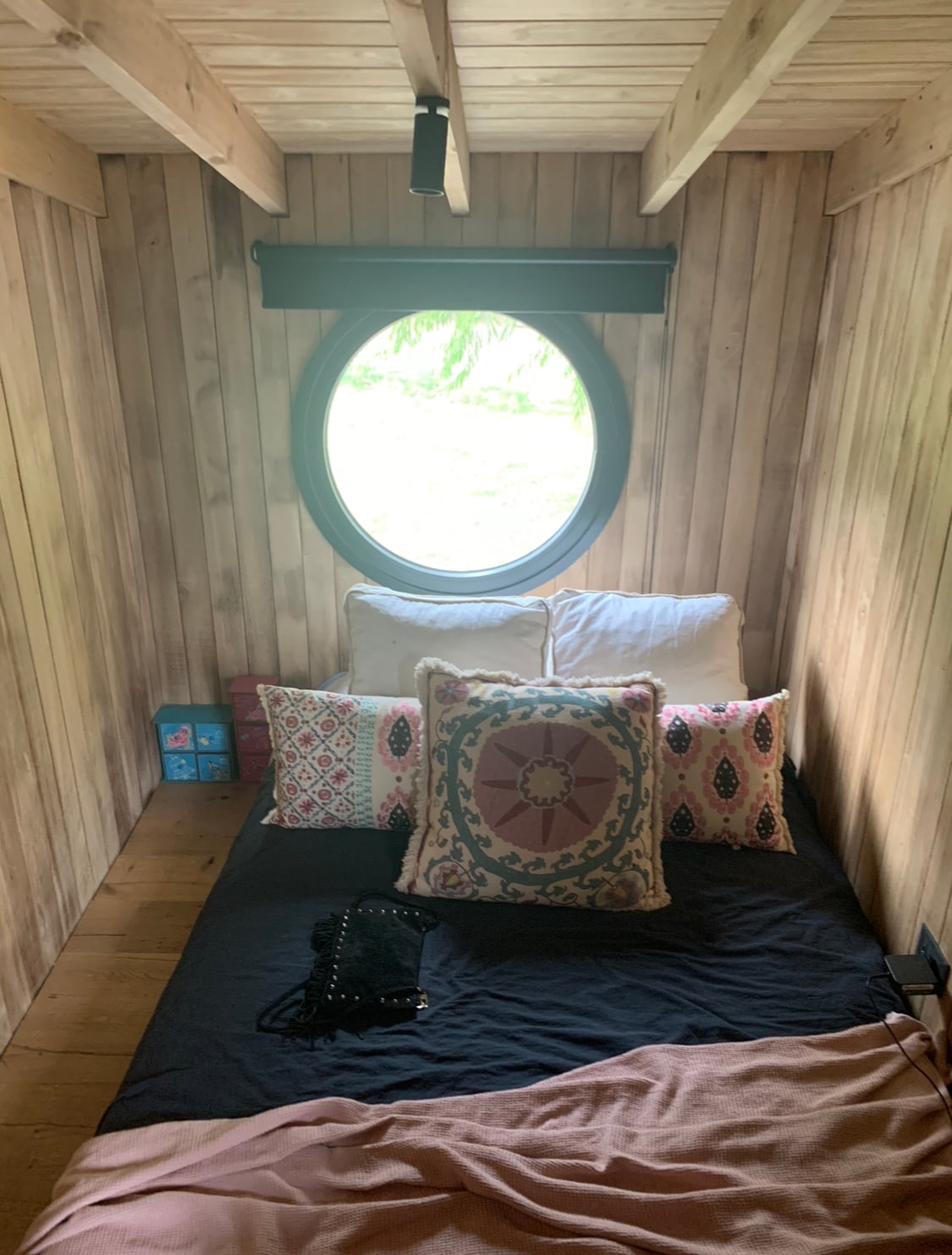 غرفة نوم مزدوجة في الطابق العلوي.