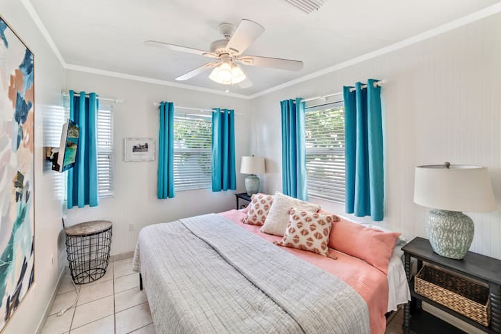 Step into the 'Teal Room': King bed luxury, convenient washer/dryer in the closet, flat-screen TV, and combination of both modern and classic art. 

