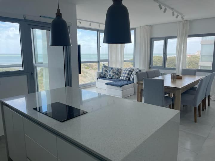 مطبخ مع جزيرة مدمجة وإطلالة بانورامية على غروب الشمس وشروق الشمس وعلامة تجارية مسجلة في مونتي هيرموسو! 
طاولة بيتيريبي لثمانية أشخاص. كراسي مريحة مع أغطية من القماش. كرسي ثلاثي الجسم وكرسي بذراعين فردي. 